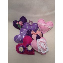 Sm� filt-hjerter med oph�ng