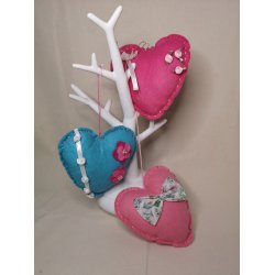 Store filt-hjerter med oph�ng