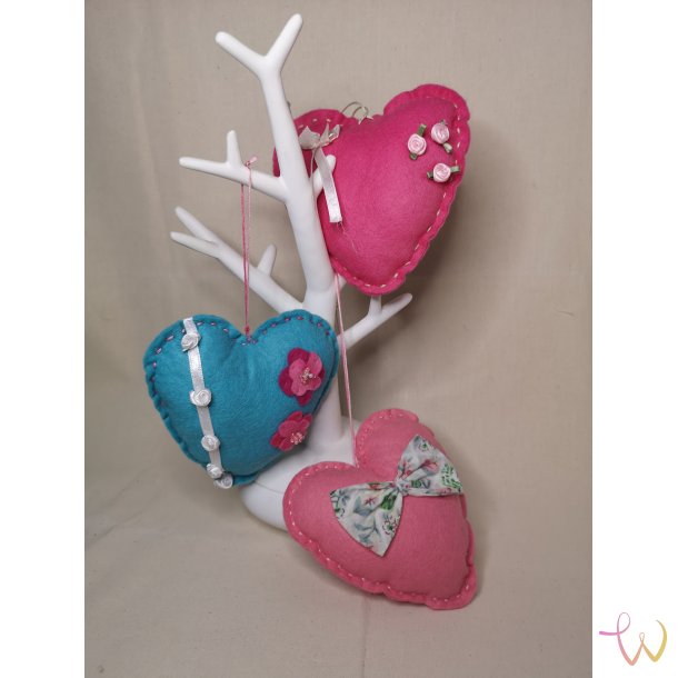 Store filt-hjerter med oph�ng