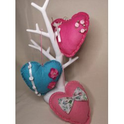 Store filt-hjerter med oph�ng